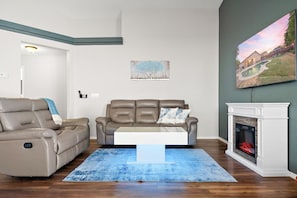 Smart-TV, Kamin, Arbeitsbereiche