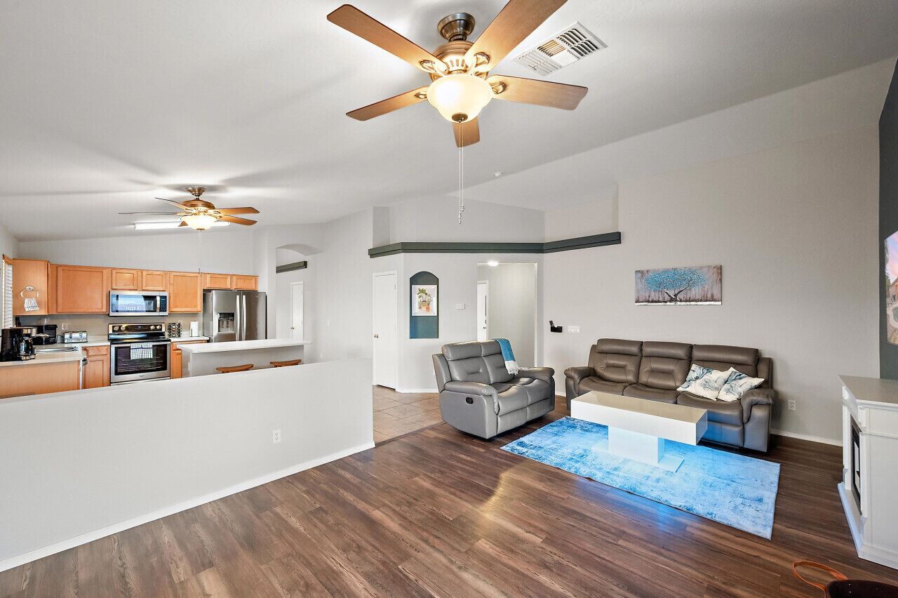 Smart TV, chimenea y oficina 