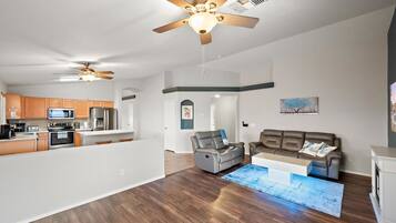 Smart-TV, Kamin, Arbeitsbereiche