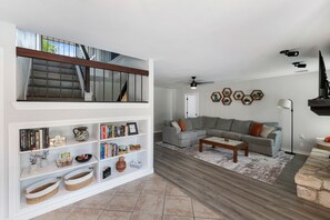 TV connectée, livres, écrans d'ordinateur