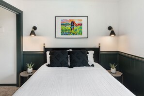 4 chambres, bureau, fer et planche à repasser, lit parapluie