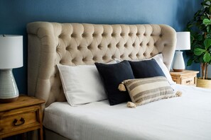 4 habitaciones, escritorio y tabla de planchar con plancha