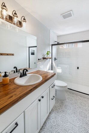 Douche, séchoir à cheveux, serviettes fournies, savon