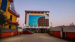 Un edificio con un amplio frente de vidrio y un letrero que dice "POWAMATTA".