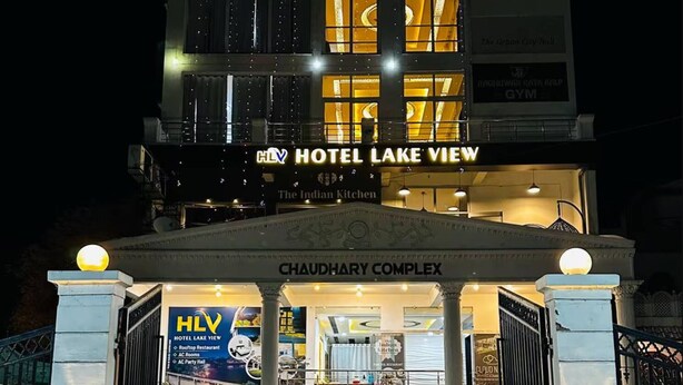 Hotel mit Seeblick, mit Schild für The Indian Kitchen und Chaudhary Complex.