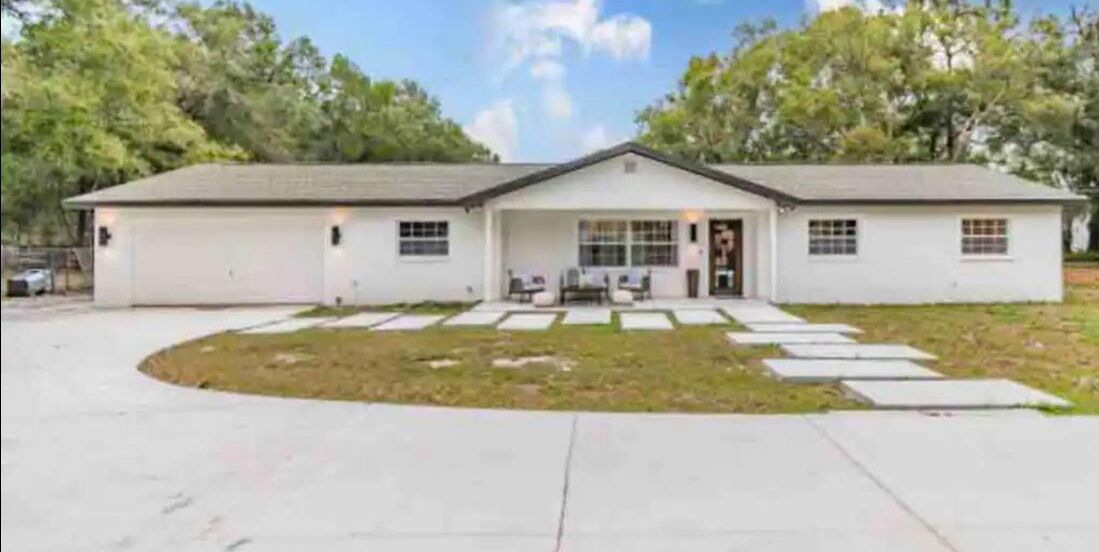 Modern & Cozy 2-bedroom house on 5 acres only 5 minutes from Carrollwood. 