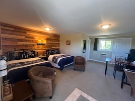 Habitación Deluxe doble, 2 camas dobles | Escritorio, cunas (de pago), wifi gratis y ropa de cama