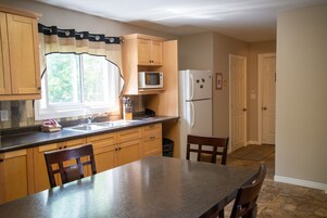 Frigobar, microondas, mesa de comedor