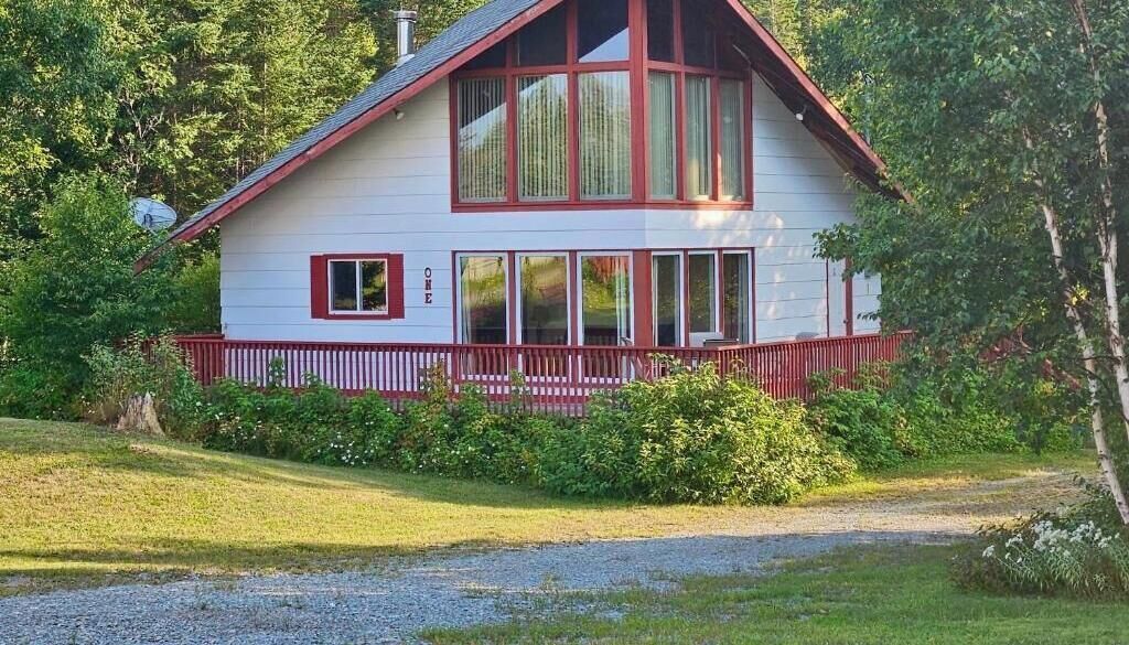 3-Bedroom Chalet with Kitchen (Non-Smoking, No Pets) | WiFi (free), bed sheets