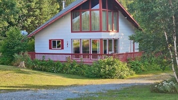 3-Bedroom Chalet with Kitchen (Non-Smoking, No Pets) | WiFi (free), bed sheets