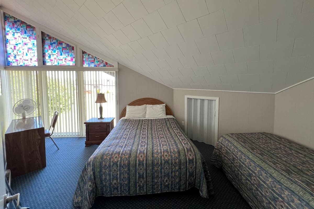 Chalet, 3 Bedrooms | Desk, cots/infant beds, free WiFi, bed sheets