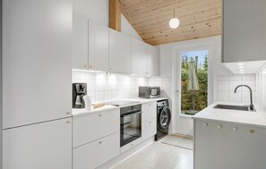 Kjøleskap, kokeplater, oppvaskmaskin og kaffetrakter/tekoker