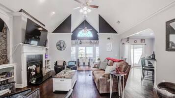 Una Smart TV, videojuegos, un reproductor de DVD, libros