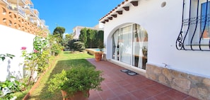 Property grounds - Detached villa 80 mts from the beach (Denia)
