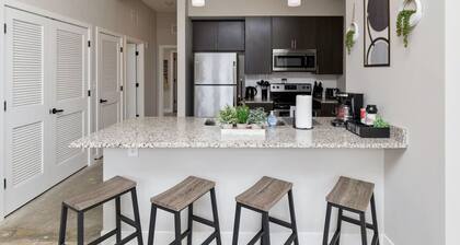Skyline Serenity 2BR/2BA with Stunning City Views