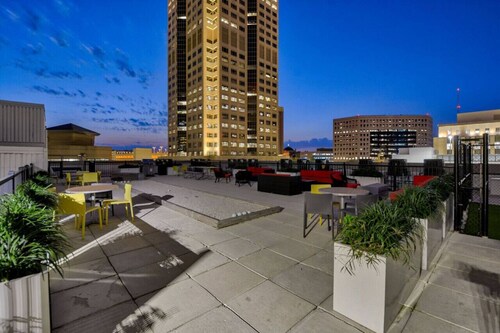 Skyline Serenity 2BR/2BA with Stunning City Views