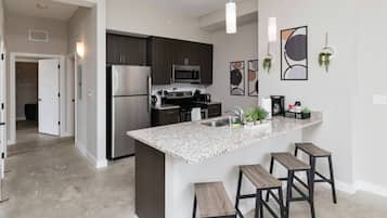 Kjøleskap, mikrobølgeovn, ovn og kokeplater