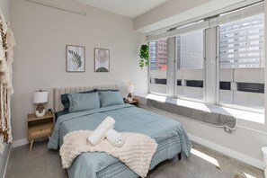 Iron/ironing board, WiFi, bed sheets - Skyline Serenity 2BR/2BA with Stunning City Views (Des Moines)