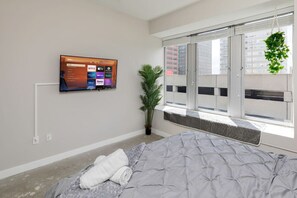Een strijkplank/strijkijzer, wifi, beddengoed