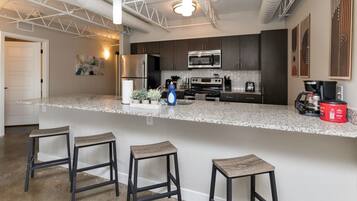 Frigorifero, microonde, forno, piano cottura