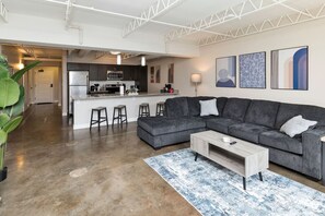 TV - Downtown Des Moines Gem: 2BR/2BA + Balcony & Grill (Des Moines)