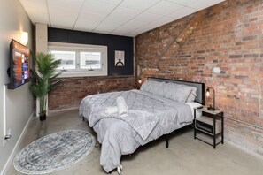 2 bedrooms, iron/ironing board, WiFi, bed sheets - Downtown Des Moines Gem: 2BR/2BA + Balcony & Grill (Des Moines)
