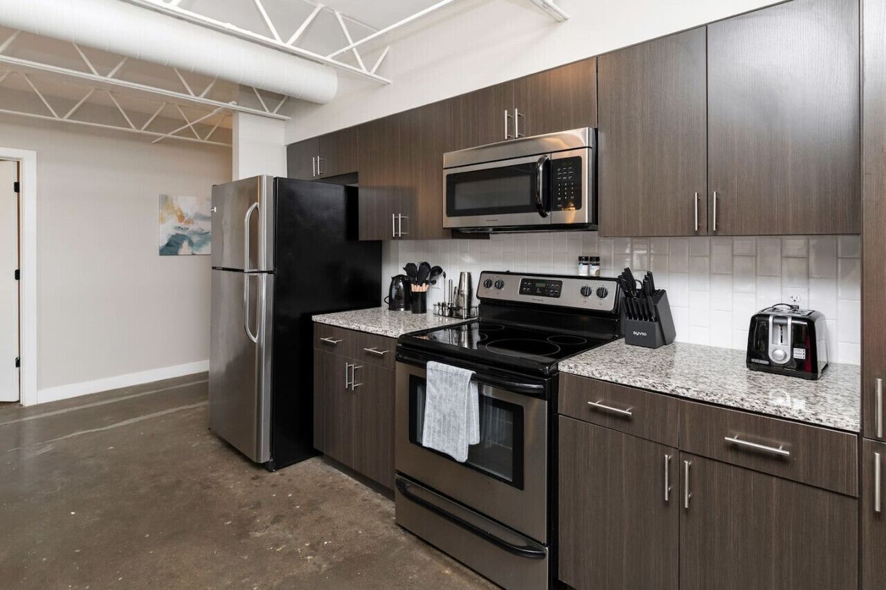 Réfrigérateur, micro-ondes, four, plaque de cuisson