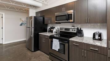 Refrigerador, microondas, horno y parrilla de estufa