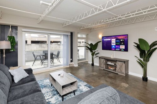 Downtown Des Moines Gem: 2BR/2BA + Balcony & Grill