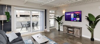 Downtown Des Moines Gem: 2BR/2BA + Balcony & Grill