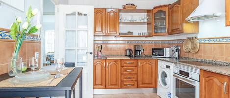 Een koelkast, een kookplaat, een vaatwasser