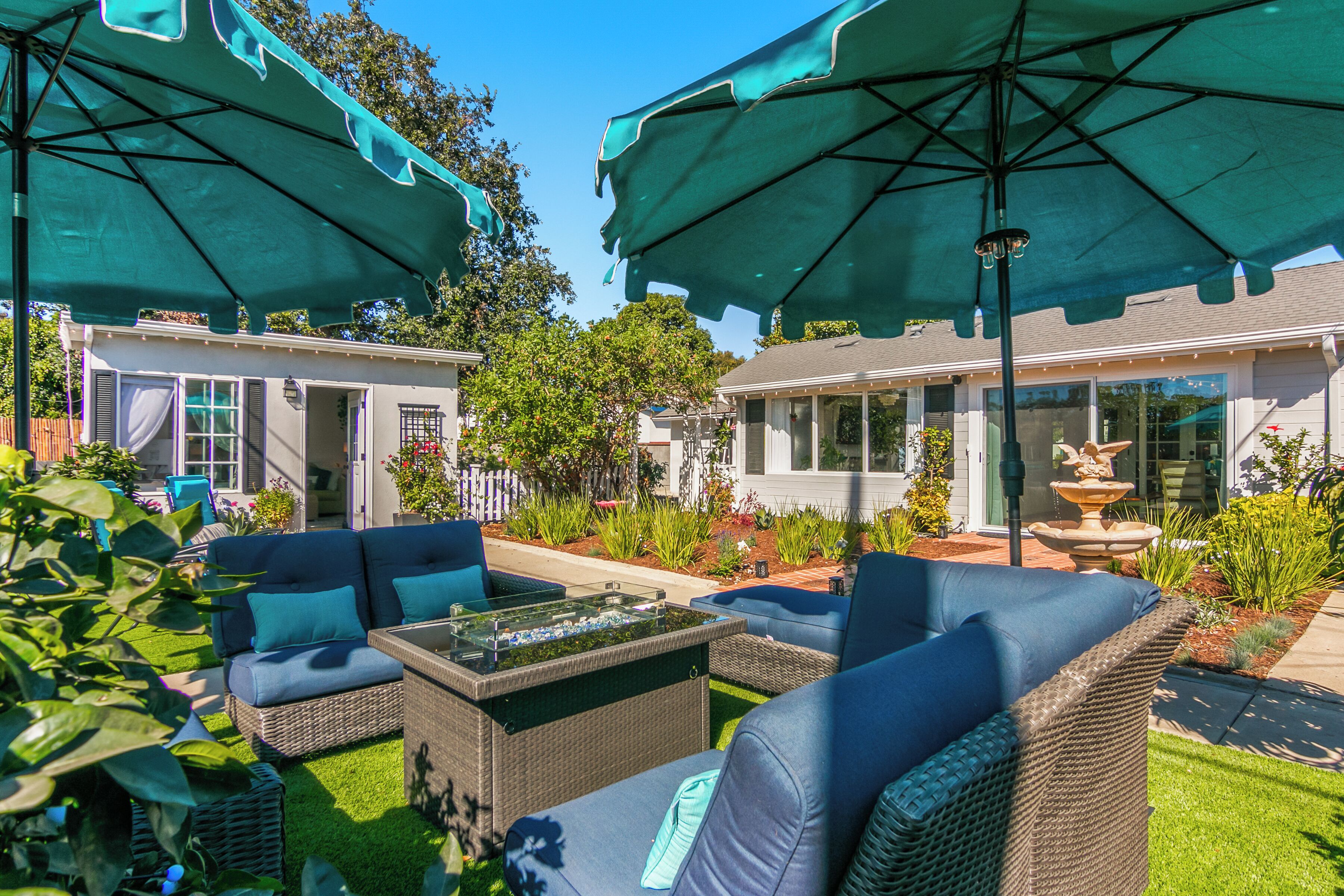 Channel House - Midtown: A/C, Sunroom, and Guest Cottage. Close to everything!