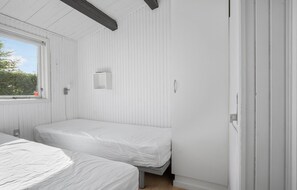 3 bedrooms, iron/ironing board, free WiFi