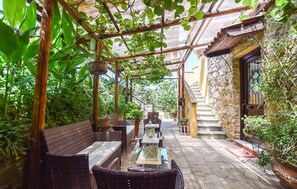 Outdoor dining - Pet friendly home in Laureana Cilento (Laureana Cilento)