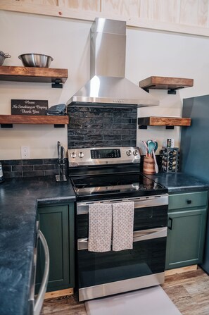 ثلاجة، ميكروويف، فرن، موقد طهي مسطح