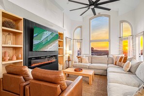 智能電視、壁爐、DVD 播放機、足球機