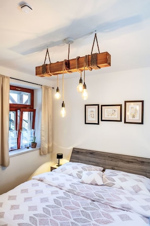 1 bedroom, desk, internet