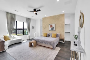 3 bedrooms, in-room safe, desk, iron/ironing board