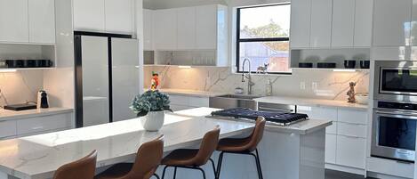 Mikroaaltouuni, uuni, liesi, astianpesukone