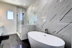 Een haardroger, handdoeken, zeep, shampoo