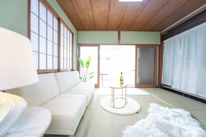 Interior - Accommodates 20 people 1 minute from the station A large house where you can enjoy BBQ and table t / Miegun Mie (Miegun)