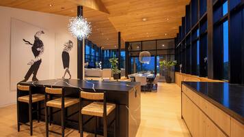 Full-sized fridge, microwave, oven, stovetop