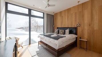 Chalet, 5 Bedrooms, Non Smoking, Mountain View | 5 bilik tidur, peralatan tempat tidur premium, peti besi dalam bilik