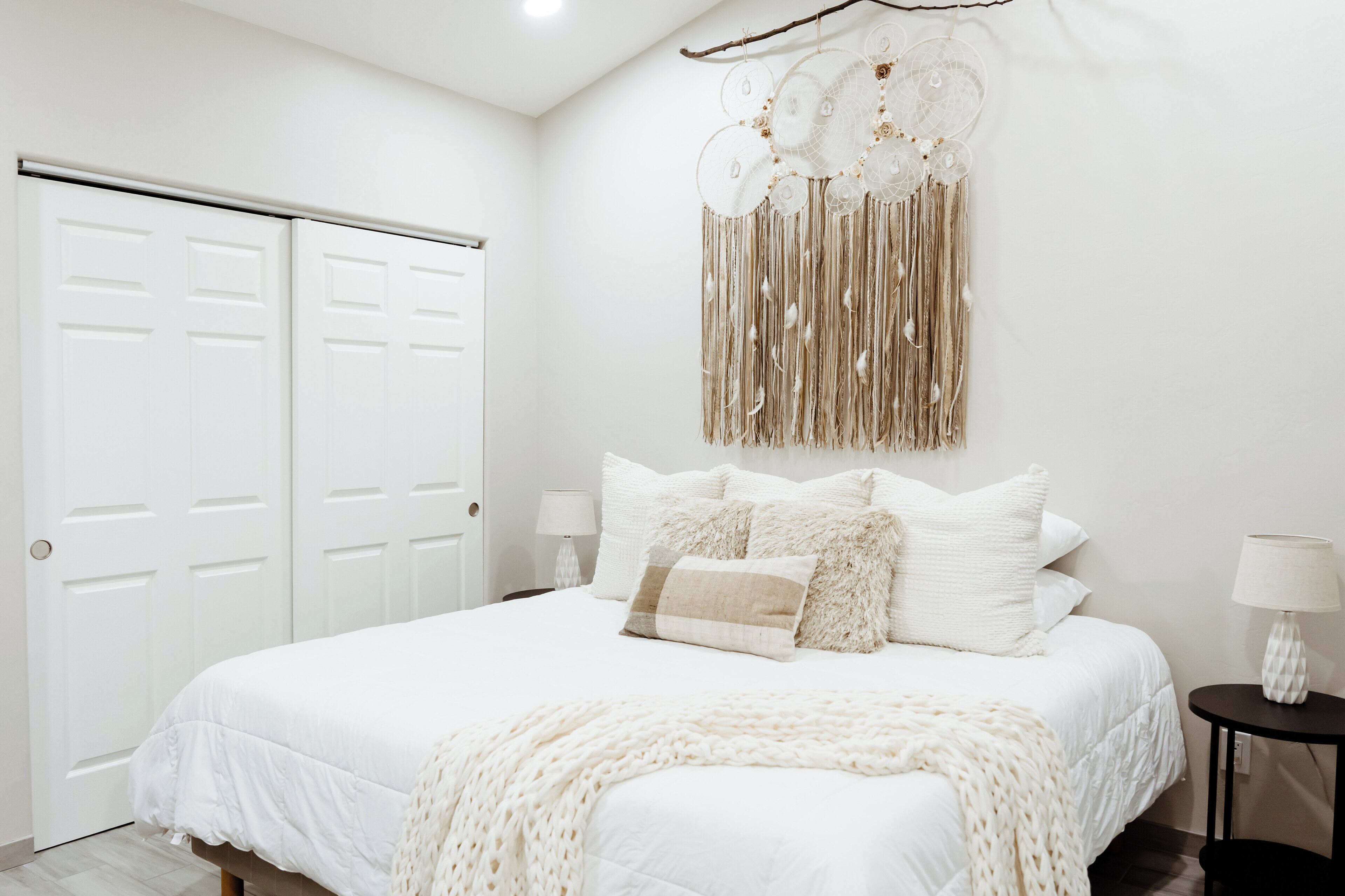 2 habitaciones, escritorio y tabla de planchar con plancha 