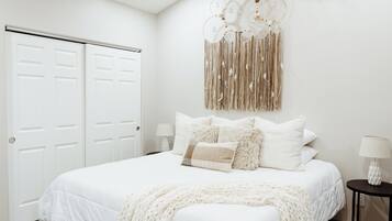 2 habitaciones, escritorio y tabla de planchar con plancha