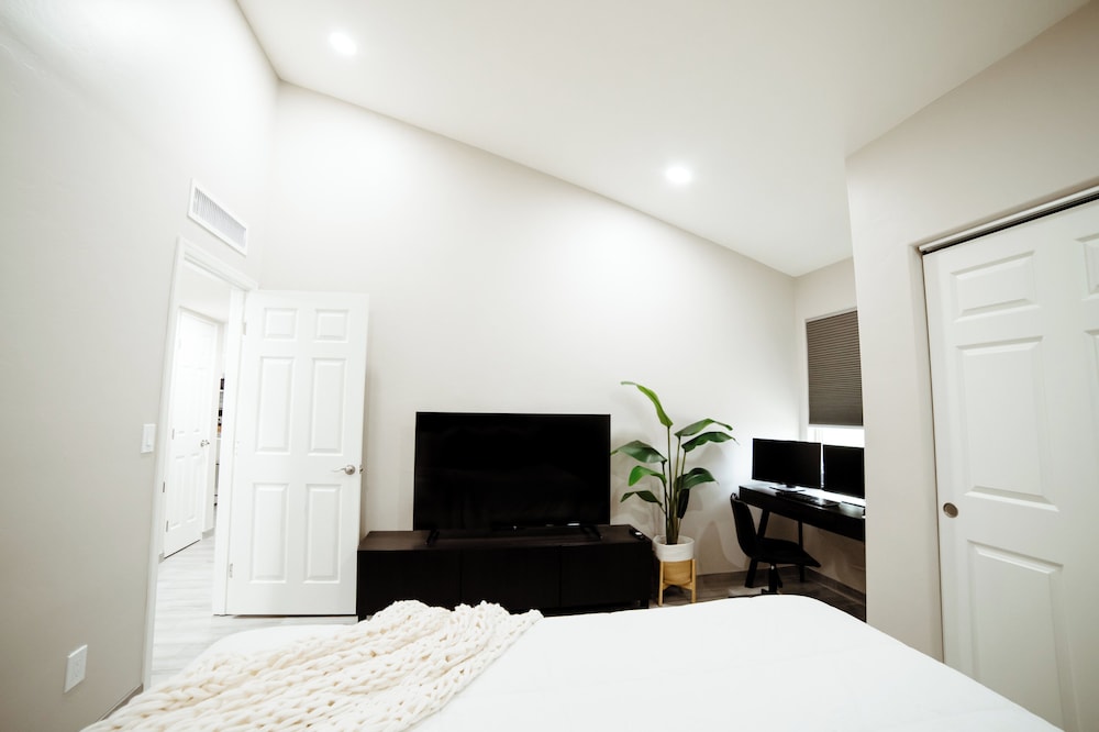 Modern centrally located condo near Downtown Tucson & The University of