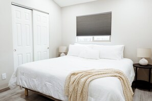 2 chambres, bureau, fer et planche à repasser, lit de bébé portatif