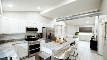 Refrigerador, microondas, horno, placa de cocina