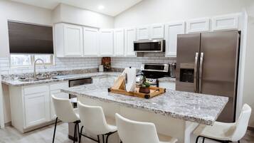 Refrigerador, microondas, horno, placa de cocina