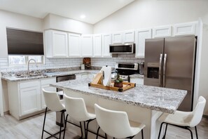 Kylskåp, mikrovågsugn, ugn och spishäll